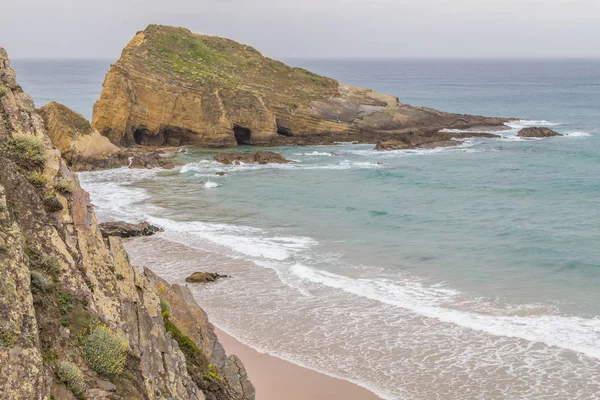 Kayalar ve kayalıklarla Zambujeira do Mar