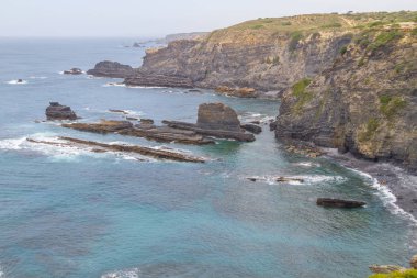 Kayalar ve kayalıklarla Odeceixe