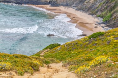 Kayalıklardan Zambujeira do Mar üzerinde iz