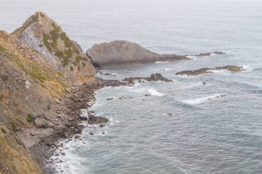 Kayalar ve kayalıklarla Odeceixe