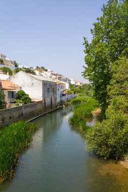 Nehir ve Aljezur köy evleri
