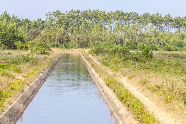 Gospodarstwo kanałów nawadniających w mieście Odeceixe — Zdjęcie stockowe