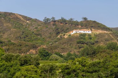 Bina ve yol dağ, Aljezur Köyü