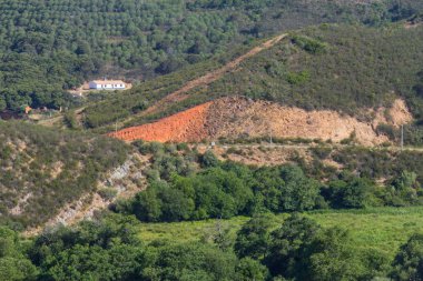Bina ve yol dağ, Aljezur Köyü