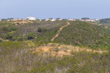 Bina ve iz dağ, Aljezur Köyü
