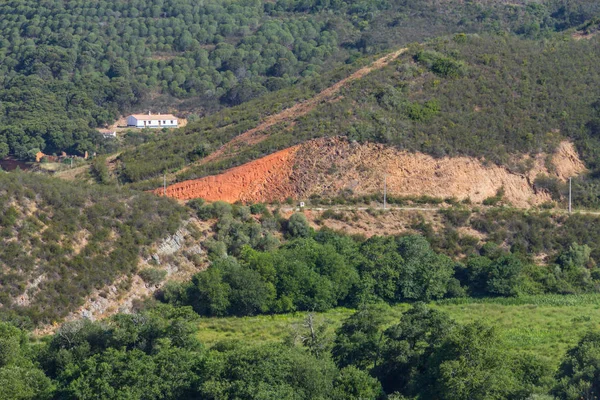 Bina ve yol dağ, Aljezur Köyü