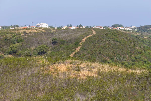 Bina ve iz dağ, Aljezur Köyü
