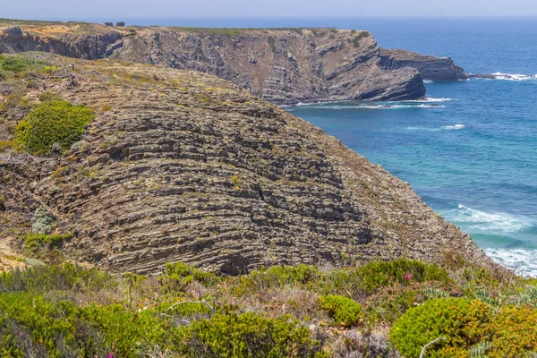 Kayalıklarla, plaj ve dalgalar halinde Arrifana
