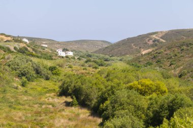 Arrifana 'da dağlarda evler ve patika