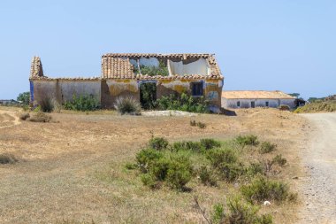 İz ve Arrifana terk edilmiş evde