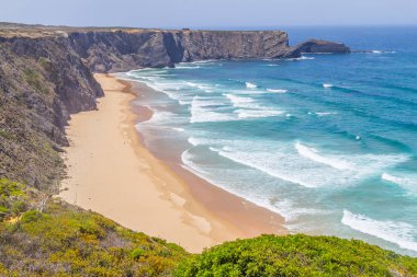 Kayalıklarla, plaj ve dalgalar halinde Arrifana