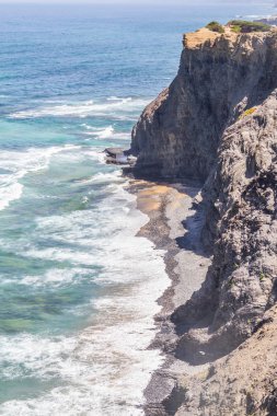 Kayalıklarla, plaj ve dalgalar halinde Arrifana