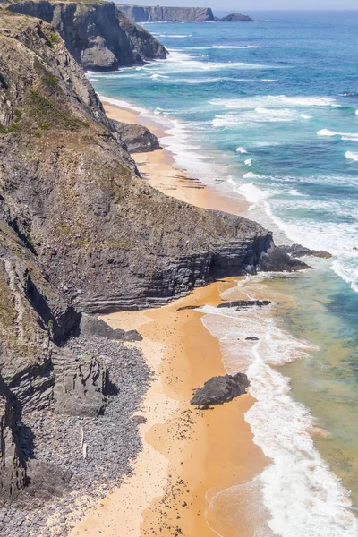 Falésias, praia e ondas em Arrifana — Fotografia de Stock