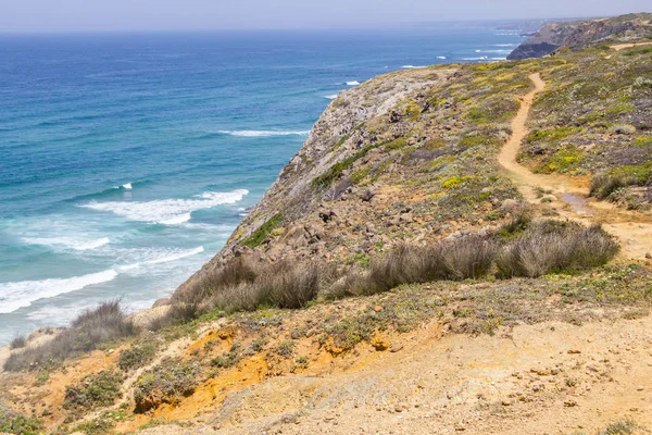 İz, uçurumlar, plaj ve dalgalar halinde Arrifana