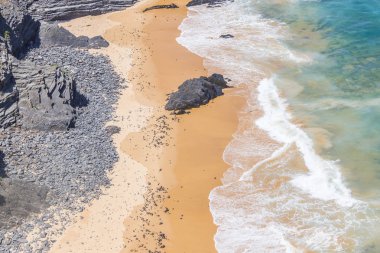 Kayalıklarla, plaj ve dalgalar halinde Arrifana