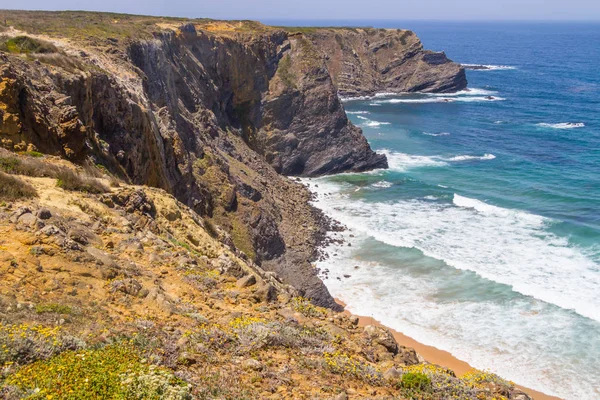 Scogliere, spiaggia e onde in Arrifana — Foto Stock