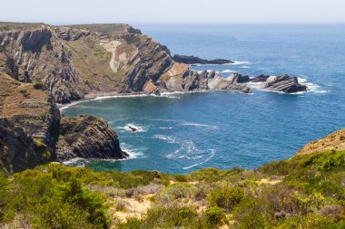 Kayalıklarla, plaj ve dalgalar halinde Arrifana