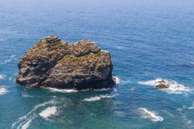 Kayalıklarla, okyanus ve dalgalar halinde Arrifana