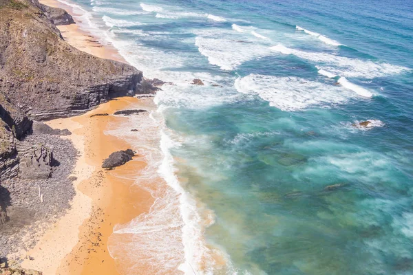 Kayalıklarla, plaj ve dalgalar halinde Arrifana