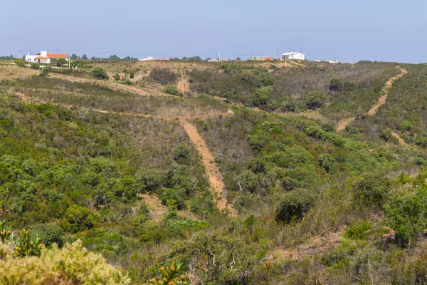 Edificio y sendero en montaña en Arrifana — Foto de Stock