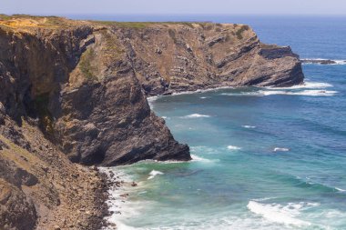Kayalıklarla, plaj ve dalgalar halinde Arrifana