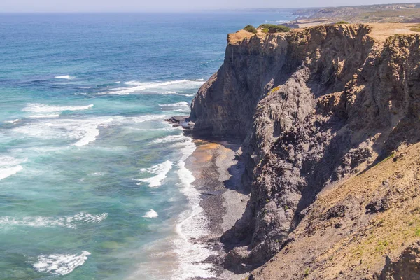 Kayalıklarla, plaj ve dalgalar halinde Arrifana