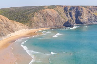 Kayalıklarla, plaj ve dalgalar halinde Arrifana