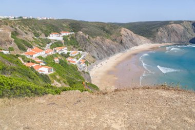 Arrifana 'da kayalıklar, plaj ve evler