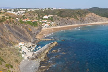 Arrifana 'da kayalıklar, plaj ve evler