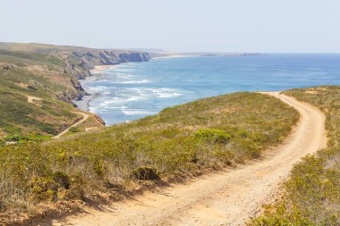 İz, plaj, dağlar ve bitki örtüsü Arrifana