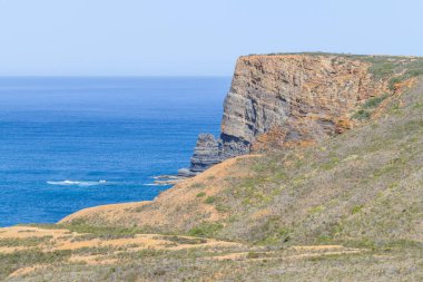 Kayalıklarla, okyanus, dağlar ve bitki örtüsü Arrifana