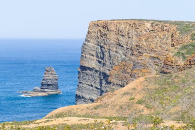 Kayalıklarla, okyanus, dağlar ve bitki örtüsü Arrifana