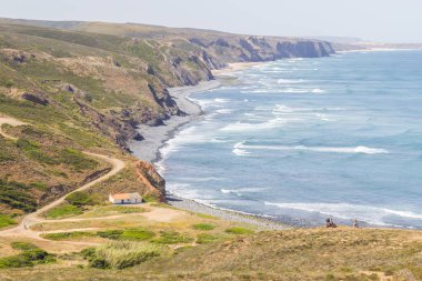 Kayalıklarla, plaj, dağlar ve bitki örtüsü kanal Beach