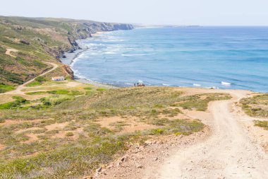 İz, uçurumlar, plaj, dağlar ve bitki örtüsü kanal Beach