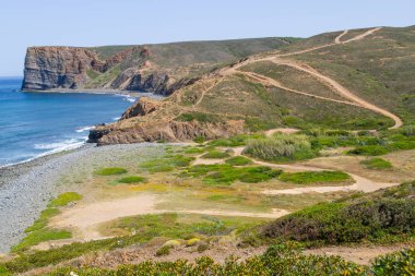 Plaj, uçurumlar, iz ve dağ kanal Beach