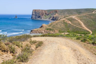 Plaj, uçurumlar, iz ve dağ kanal Beach
