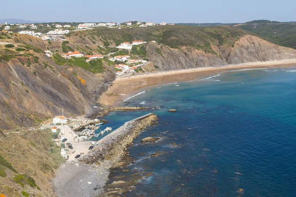 Arrifana 'da kayalıklar, plaj ve evler