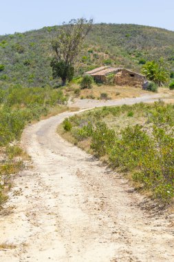 İz ve terk edilmiş çamur evde dağ