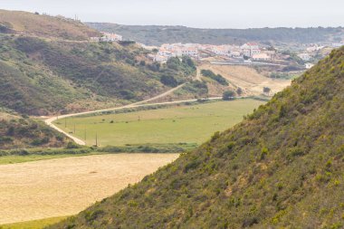 Dağlar ve saç ekimi ile köye iz
