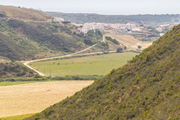 Dağlar ve saç ekimi ile köye iz