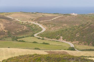 Carrapateira 'da yol, tarla ve evler