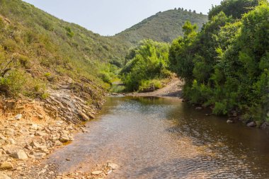 Sular altında yol ve Carrapateira ormanda