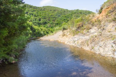 Sular altında yol ve Carrapateira ormanda