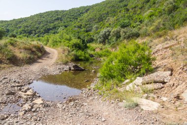 Sular altında yol ve Carrapateira ormanda