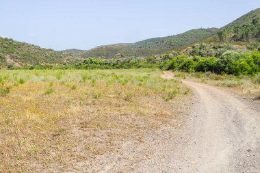 Ajezur dağın ve bitki örtüsü ile yolda