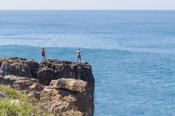 Couple taken picture over cliff and ocean in Cascais — Stock Photo, Image