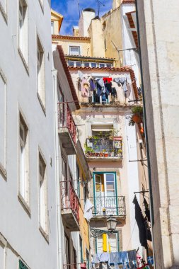 Bir binadan kurutma giyim