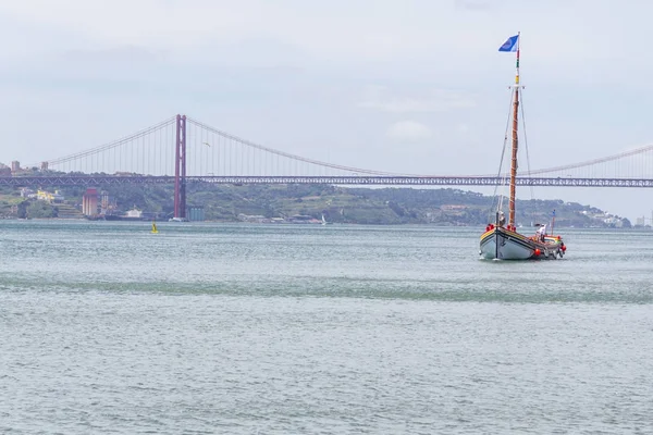 Sailboat in Tejo River, Lisboa — Stock Photo, Image
