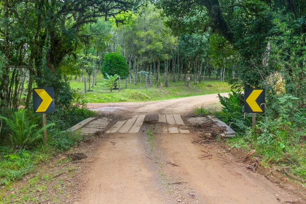 Gramado işaretleri ile kirli yol — Stok fotoğraf