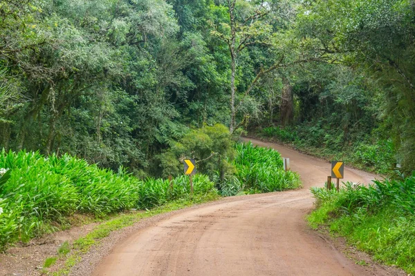 Gramado işaretleri ile kirli yol — Stok fotoğraf